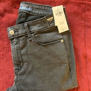 NWT• Black mid-rise ankle jeans- size 27 short